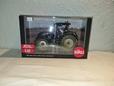Valtra S black verschmutzt